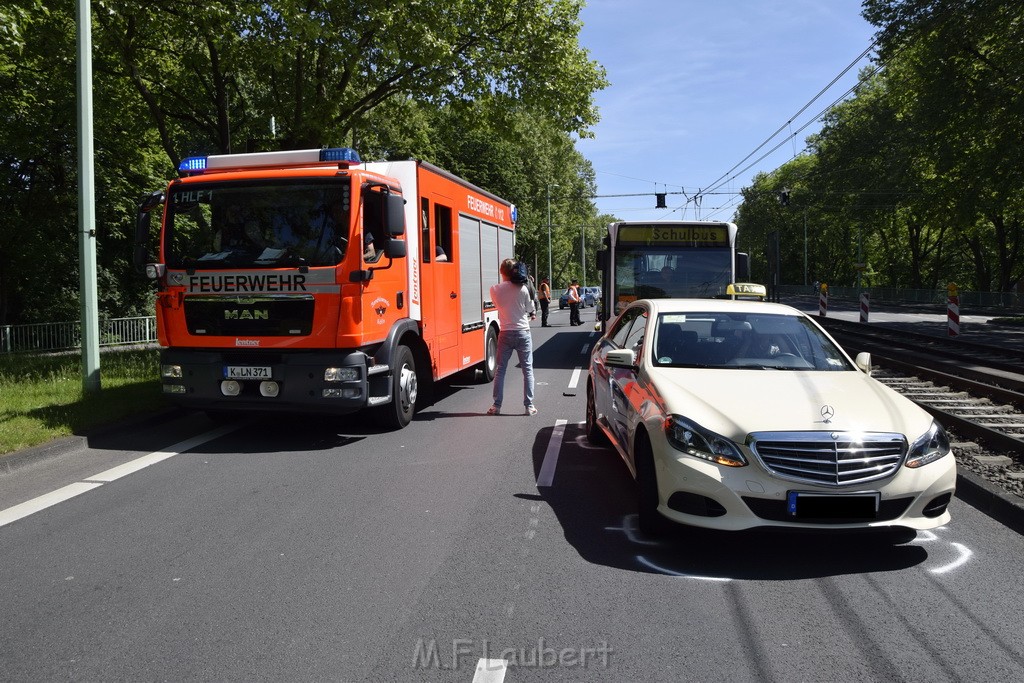 VU Schulbus Taxi Severinsbruecke Rich Innenstadt P43.JPG - Miklos Laubert